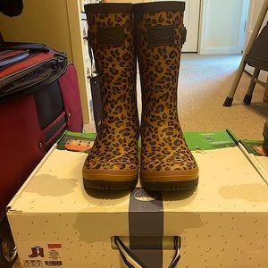 Joules rain boots. Brand new with tags. Size 8. Tan Leopard and Black.